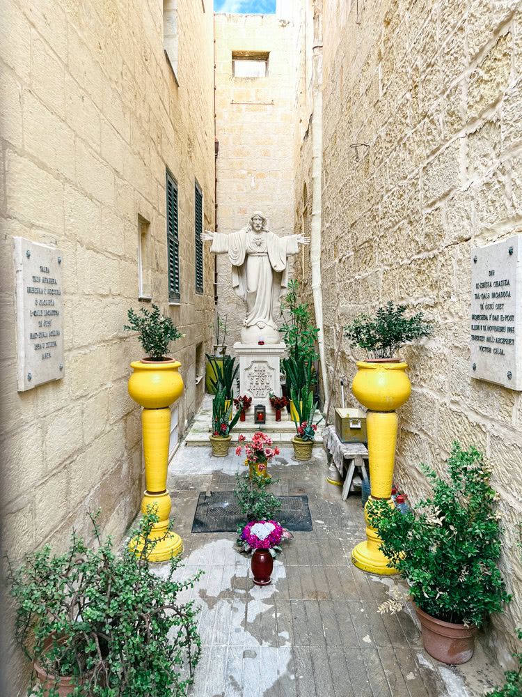 A small shrine in the gap between two houses