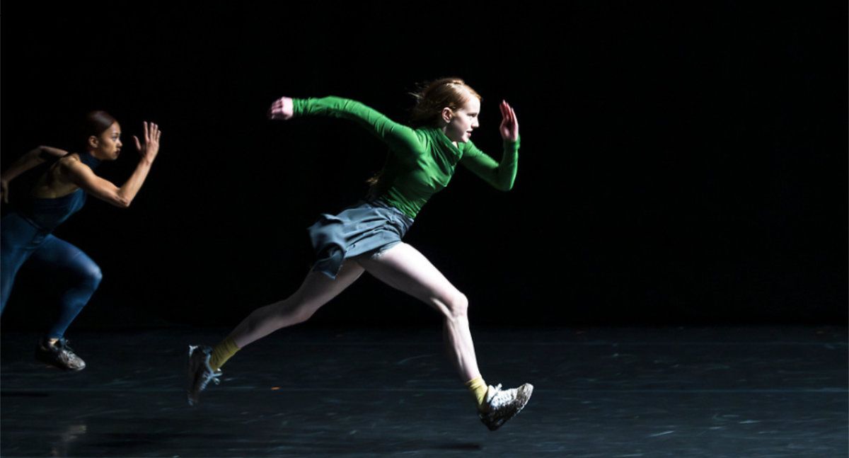 Hannah Hernandez & Seren Williams in (LA)HORDE’s “Hop(e)storm”. © Foteini Christofilopoulou.