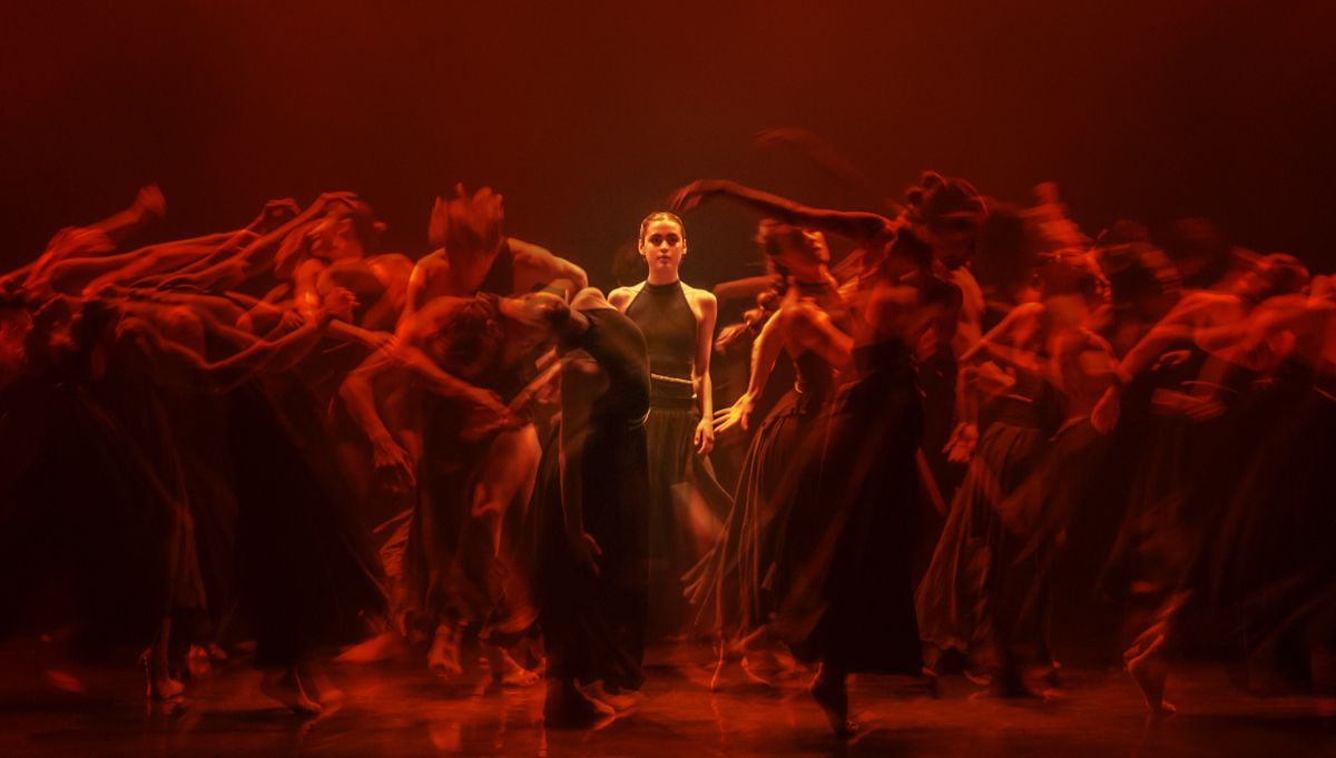 Tara Darlami and Ballet Central in Dickson Mbi’s ‘Rise’. © Johan Persson.