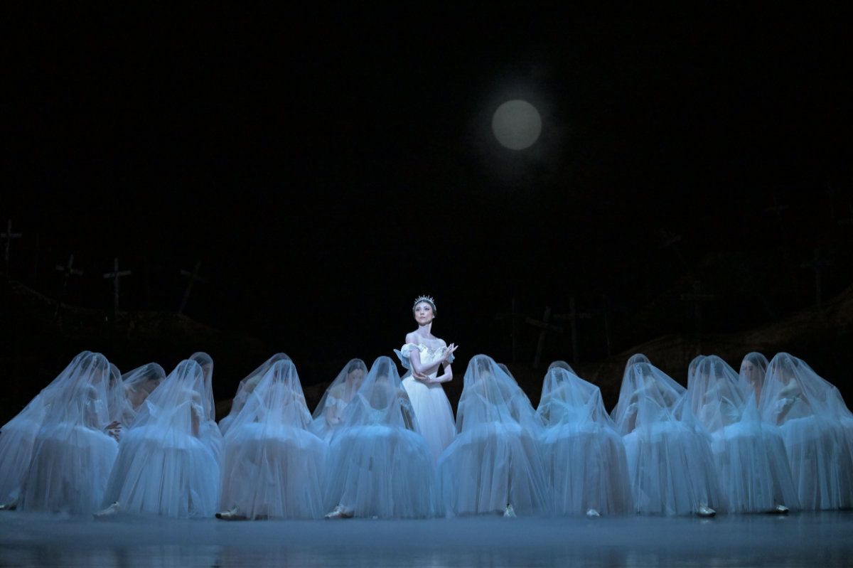 Artists of National Ballet of Japan in Act 2 of ‘Giselle’. © Takashi Shikama.
