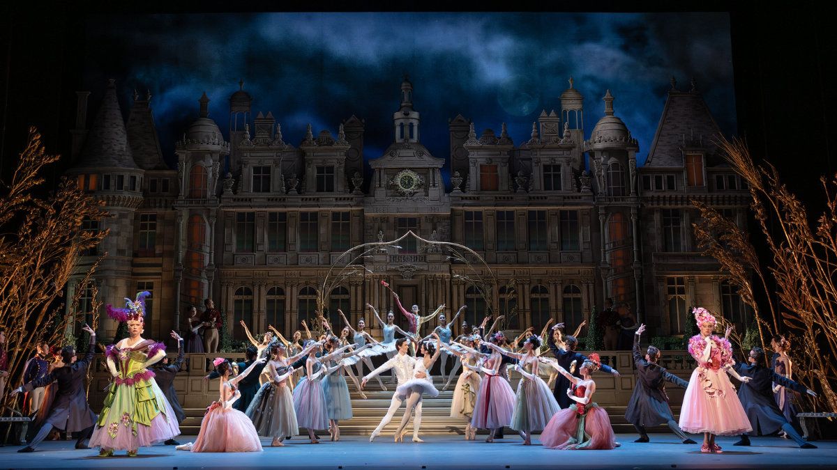 Royal Ballet in Frederick Ashton’s ‘Cinderella’, Fumi Kaneko/William Bracewell cast. © ROH/Andrej Uspenski