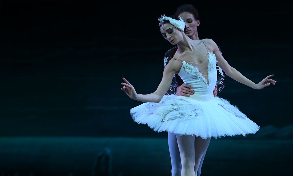 Nino Samadashvili and Oleg Lihai in Swan Lake. © Sasha Gusov.