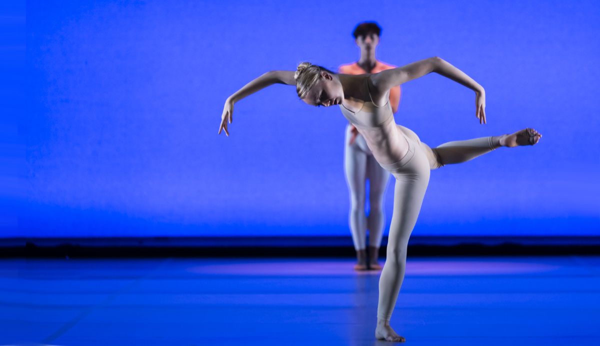 Paris Opera Junior Ballet in Maurice Béjart’s ‘Cantate 51’. © Julien Benhamou