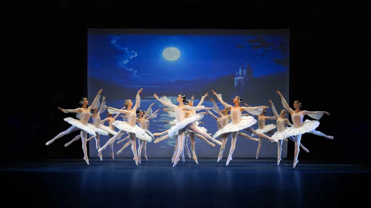 Varna International Ballet in ‘Swan Lake’. © Elliott Franks