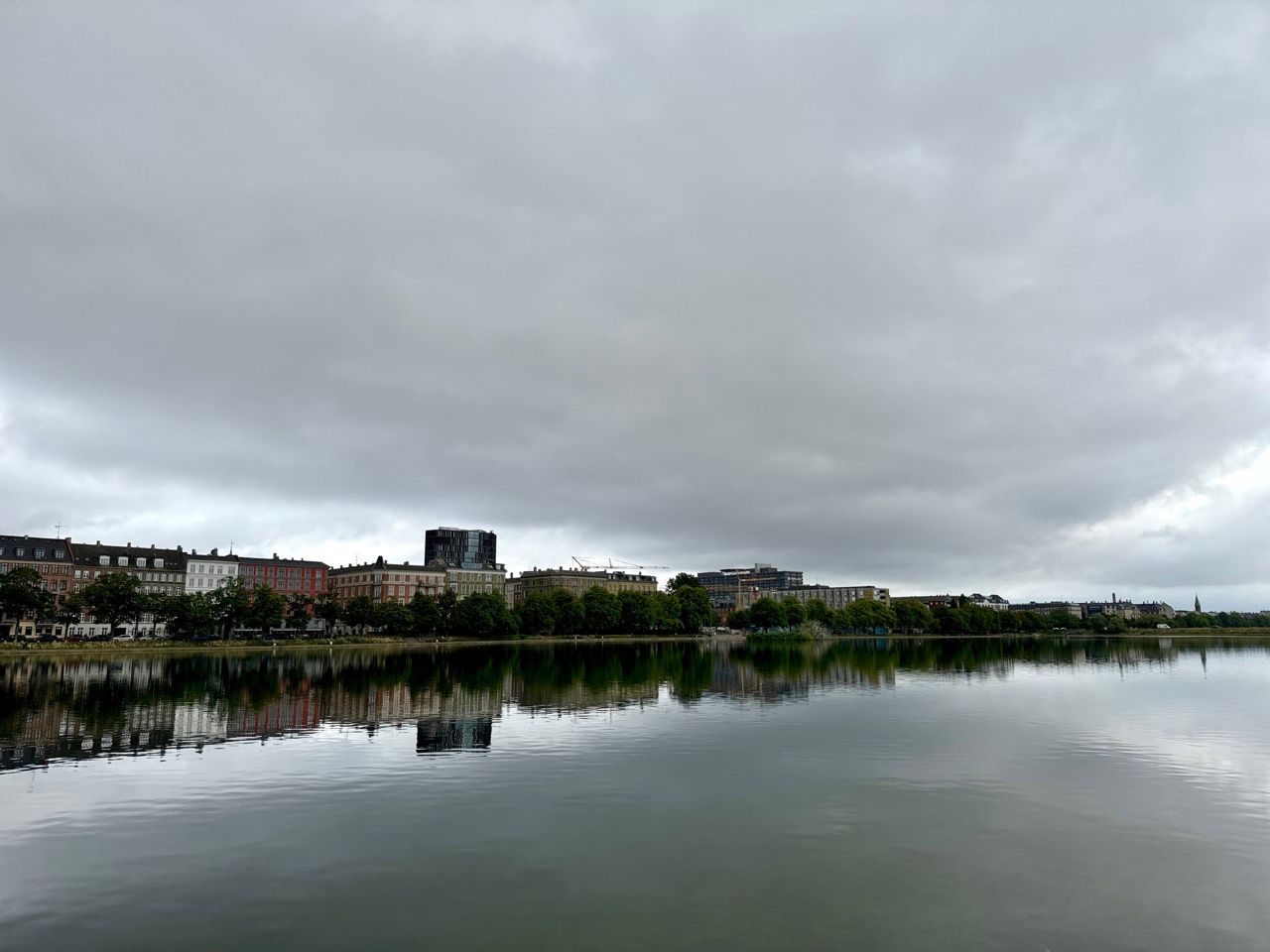 grå sommermorgen ved søerne