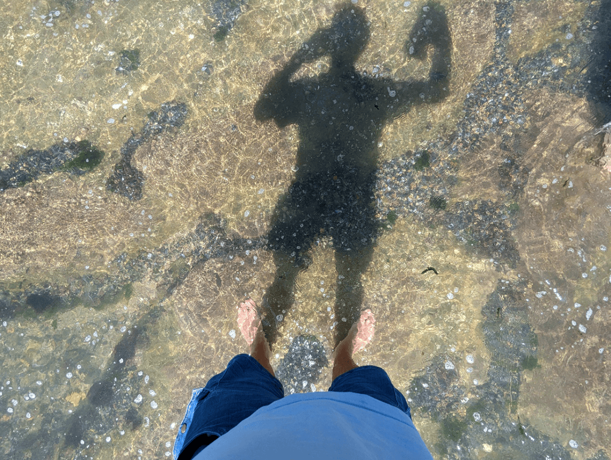 Autoportrait de l’auteur en pieds dans l’eau