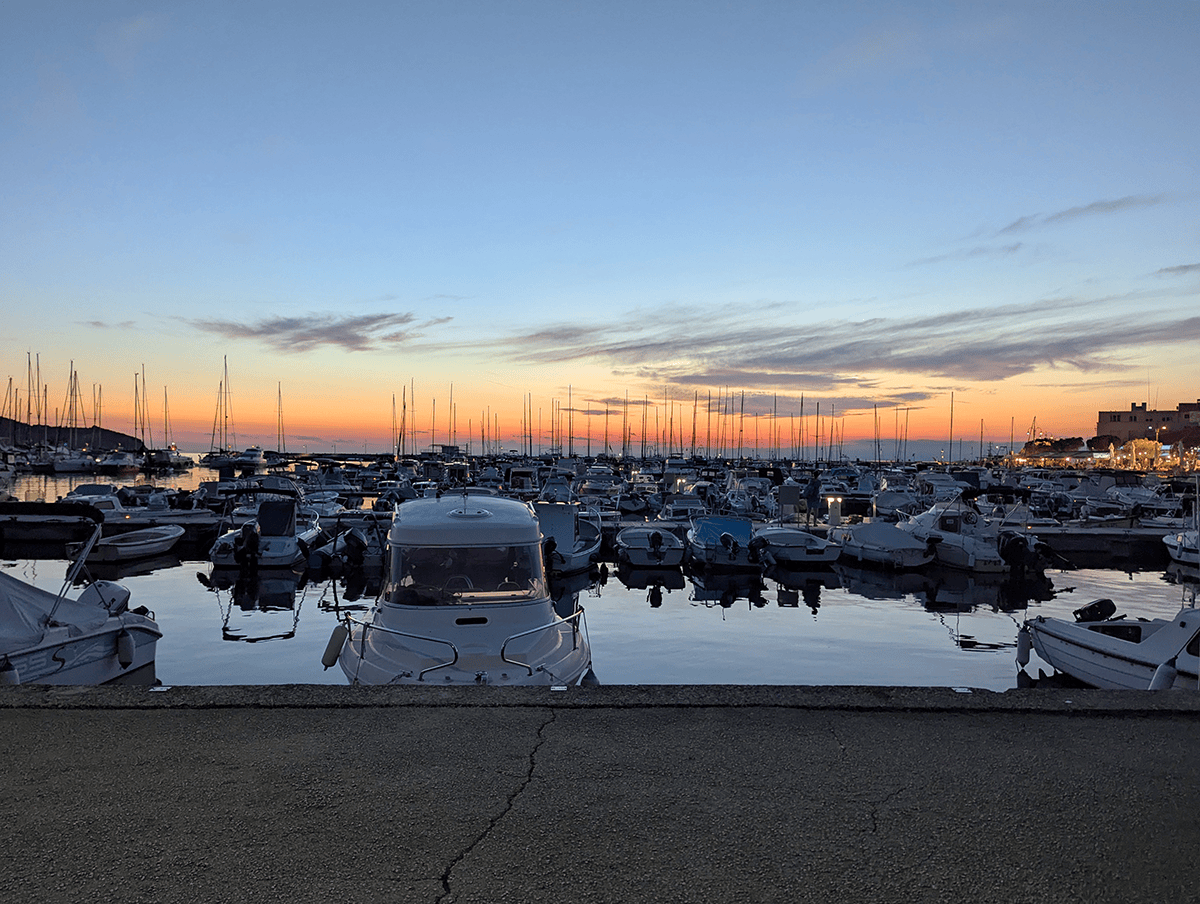 Le soir tombe magnifiquement sur le petit port d’Izola