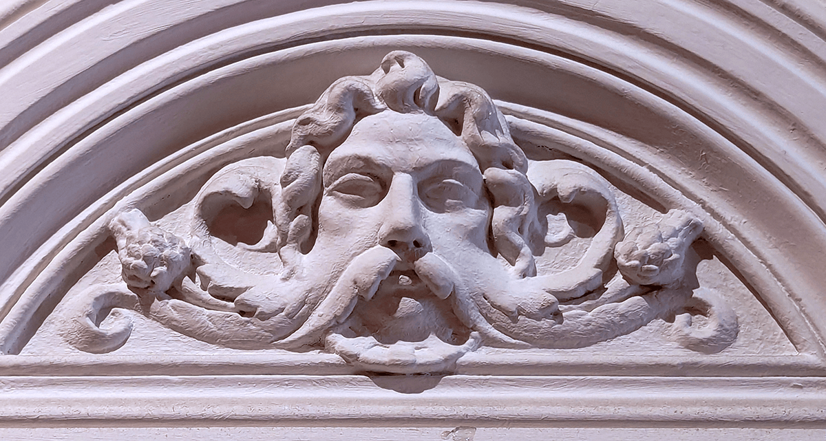 Une moulure bien moustachesque