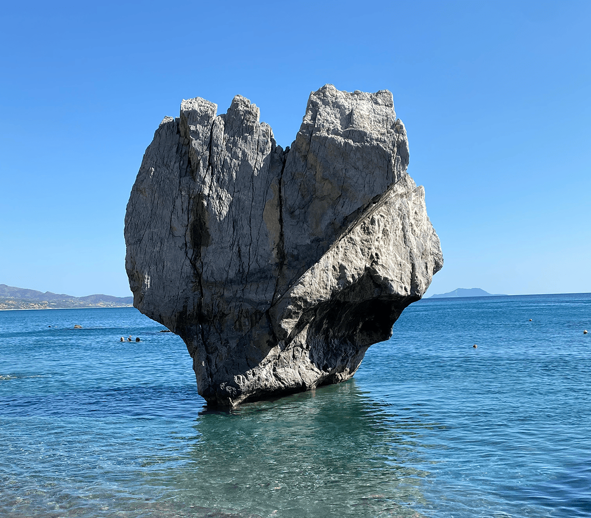 Le rocher-cœur qui rend également célèbre ce bout de plage (© Catherine B.)