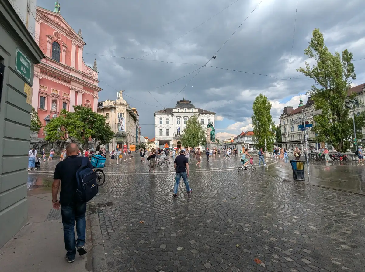 Après la pluie, les pavés luisants