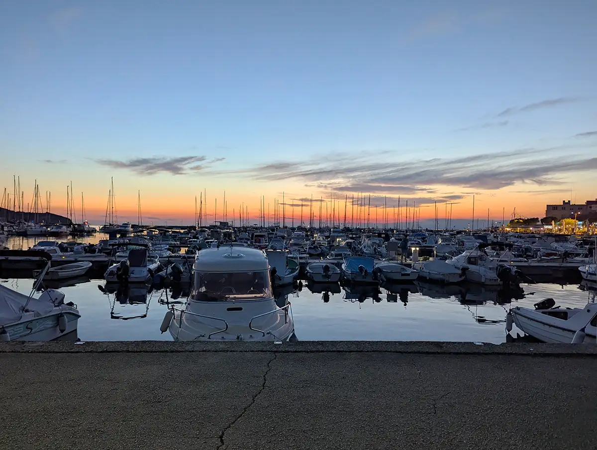 Le soir tombe magnifiquement sur le petit port d’Izola
