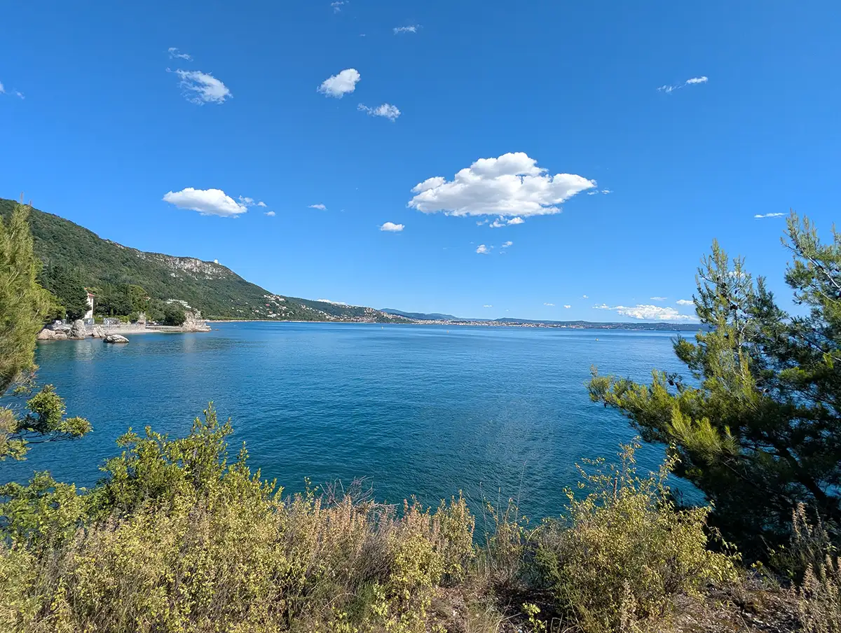 Trieste, vue depuis l’entrée du parc du Miramare
