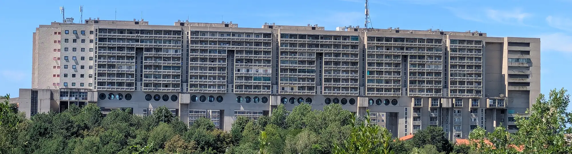 Plus près