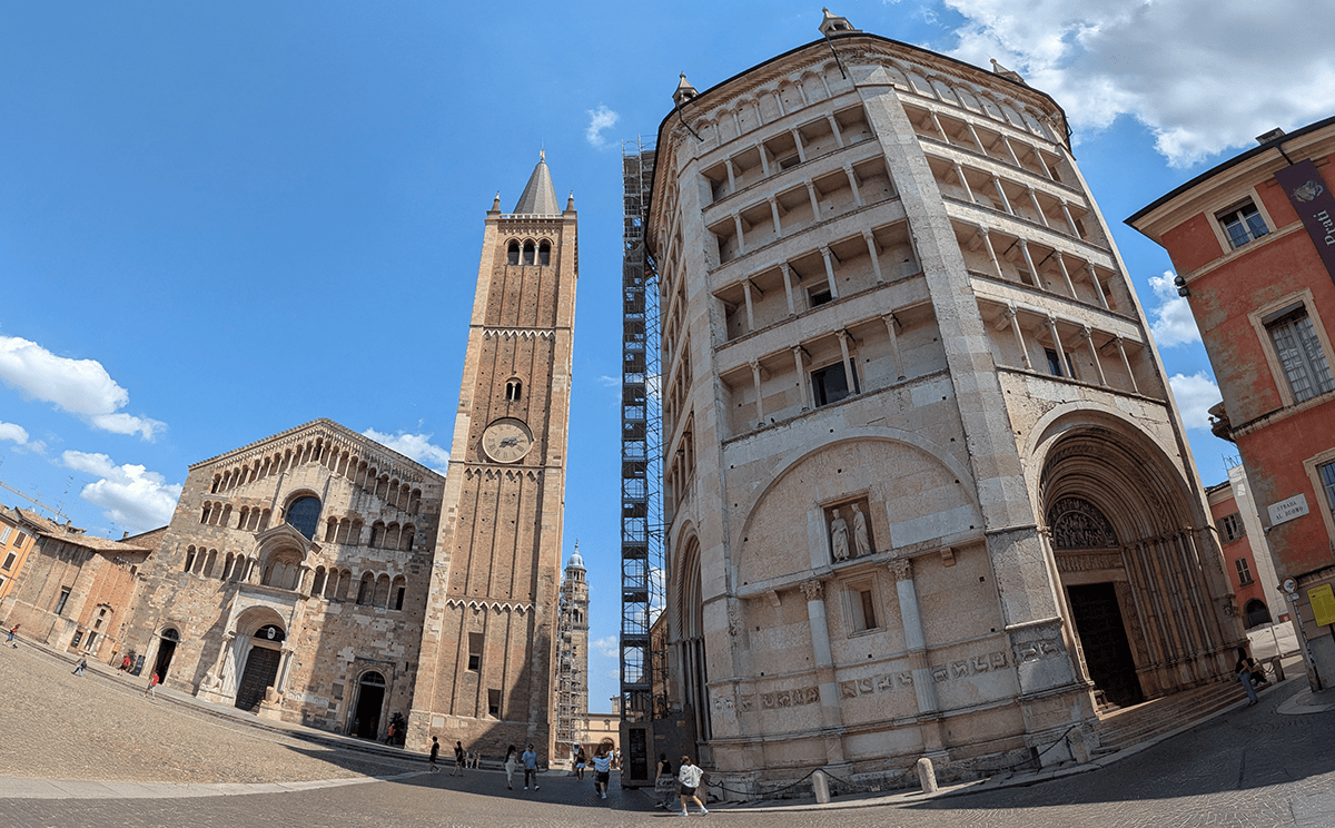 Le baptistère, et à gauche, la cathédrale