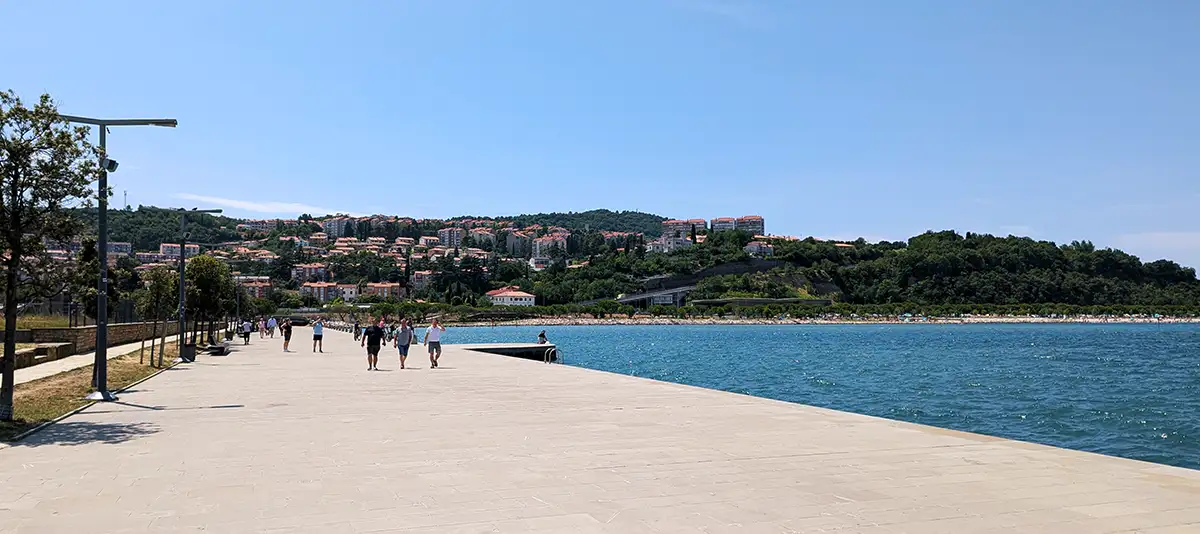 La grande plage de Koper, vue depuis la jetée