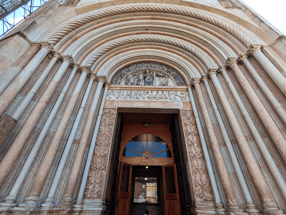 L’entrée assez impressionnante du baptistère