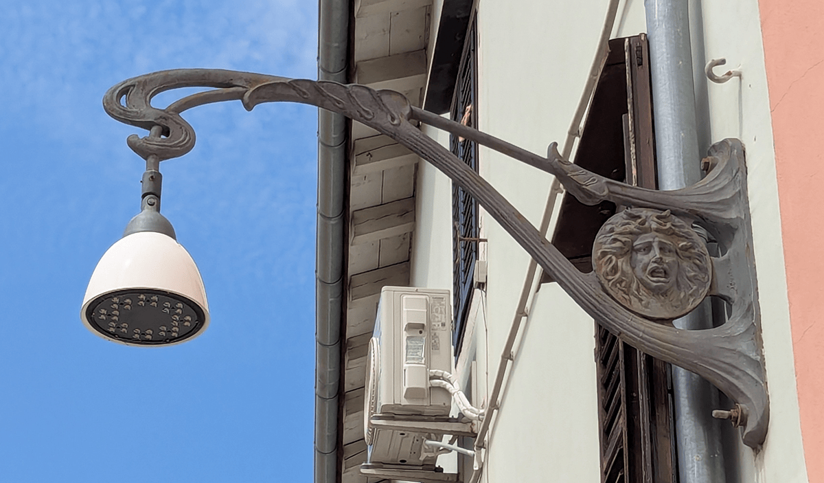 Au même endroit, un détail d’art Nouveau…