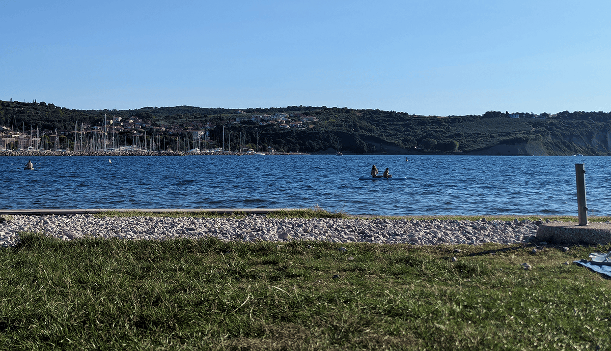 Vue de la plage et de la mer, depuis ma serviette de bain