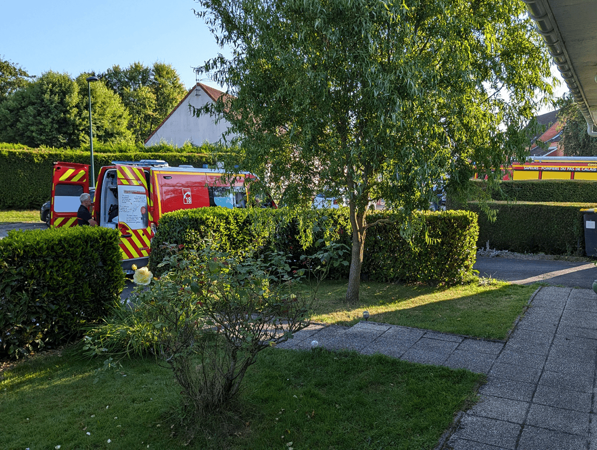 L’ambulance juste devant la maison