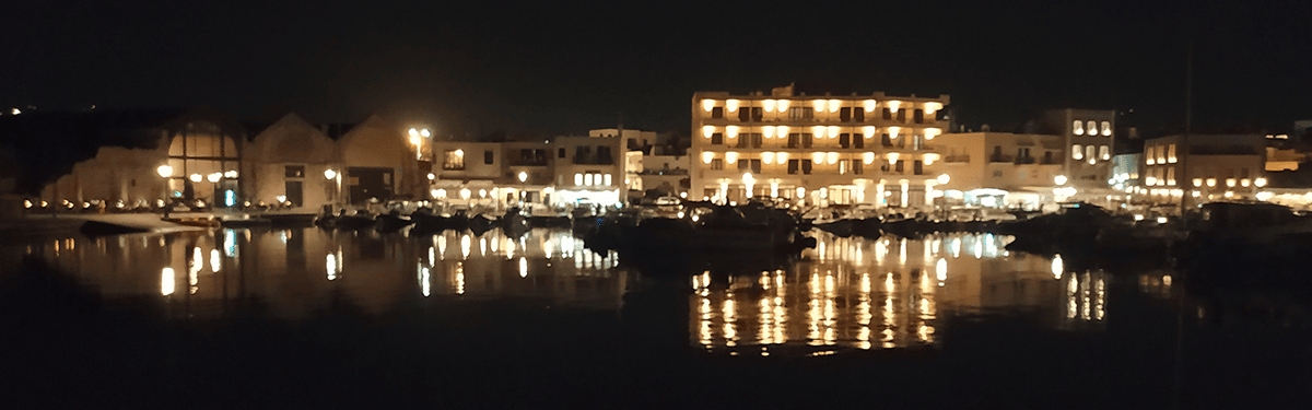 Le port vénitien de Chania, la nuit. Cette photo est nulle parce que mon smartphone ne gère pas bien du tout les basses lumières. Donc, voilà. Cliquez ici pour envoyer votre soutiens sur www.uniphone27pourvincent.com