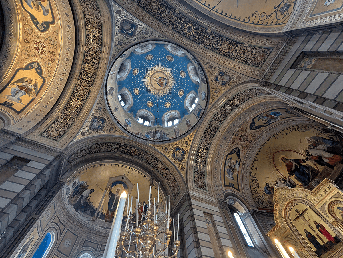 Un christ pantocrator, un peu timide, ici