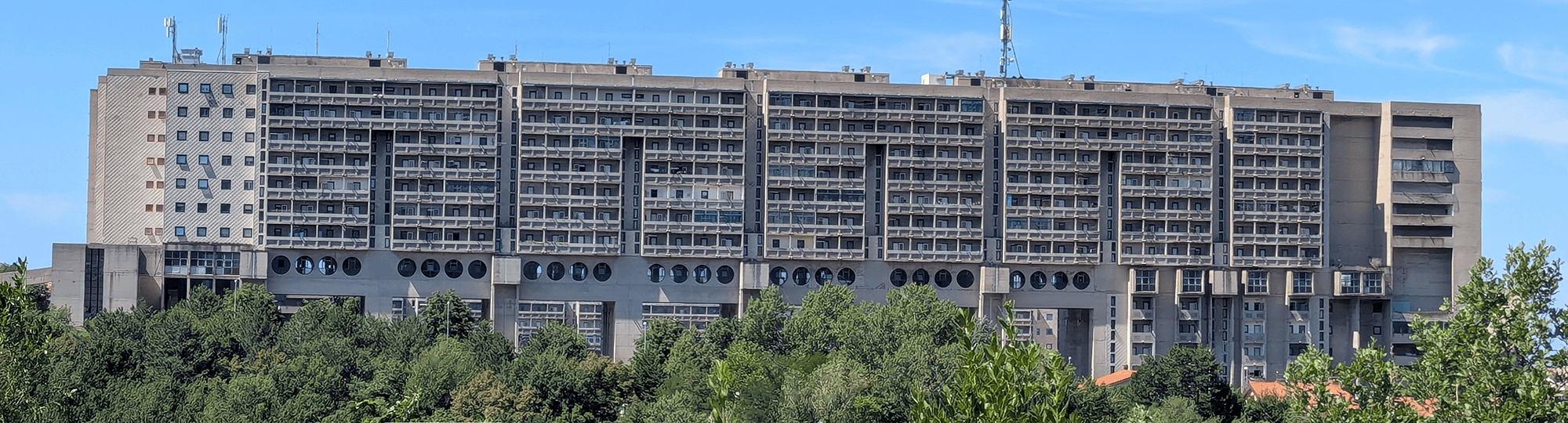 Plus près