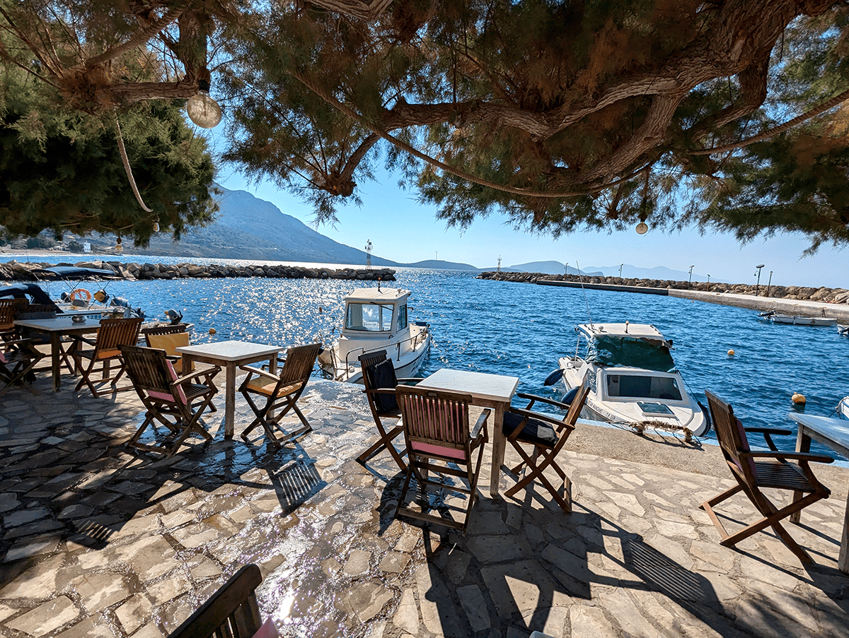 Une terrasse de kaféneion tranquille à Tilos