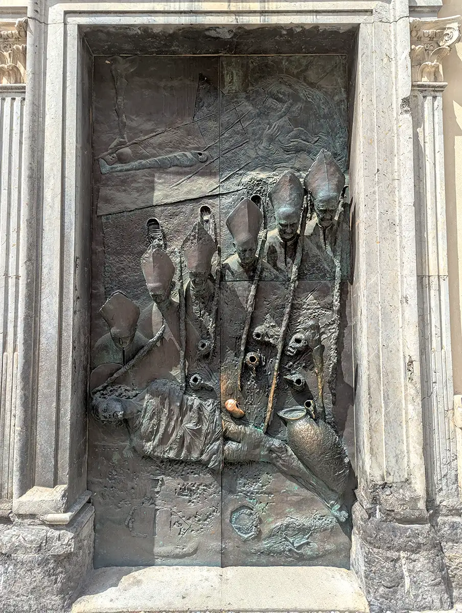 la très étrange porte de l’église Saint-Nicolas