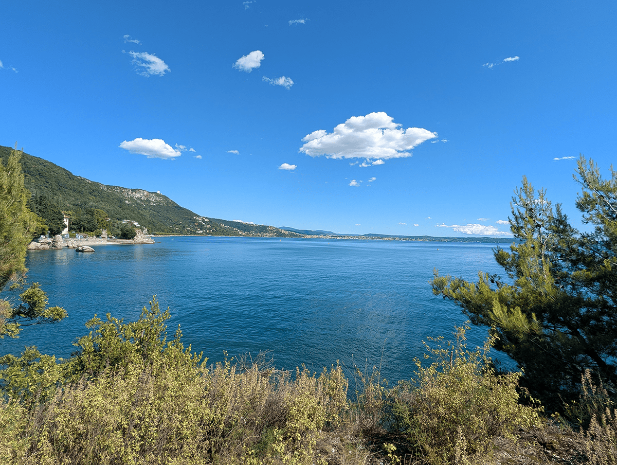 Trieste, vue depuis l’entrée du parc du Miramare
