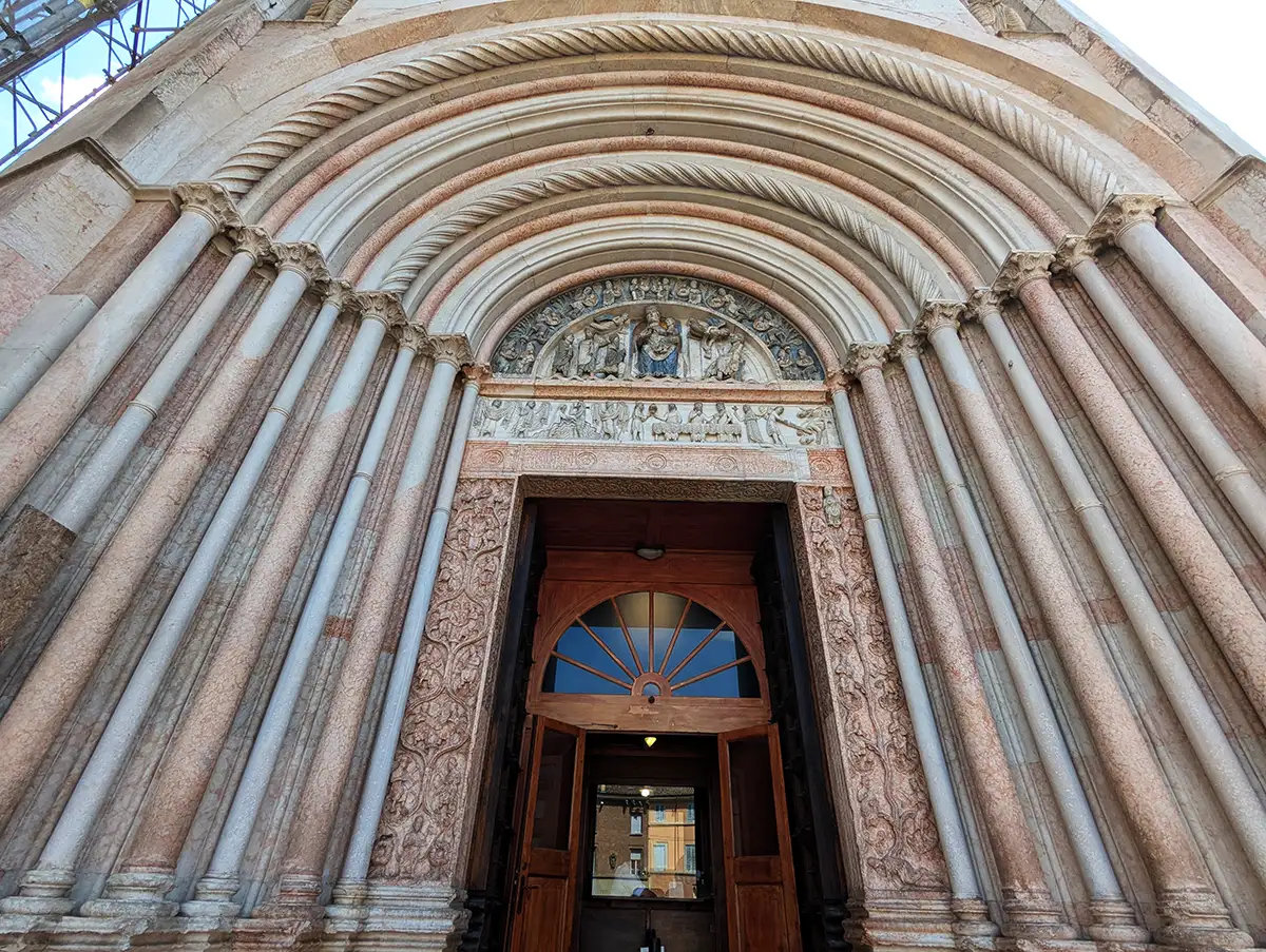 L’entrée assez impressionnante du baptistère