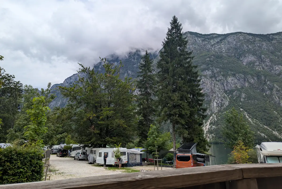 Ambiance de camping brumeux