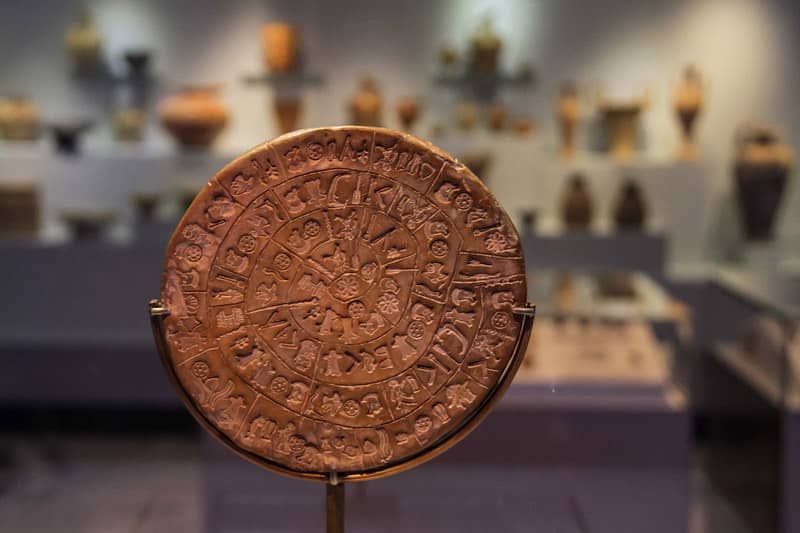 Le disque, conservé au musée archéologique d’Héraklion. Donc pas du tout dans notre coin.