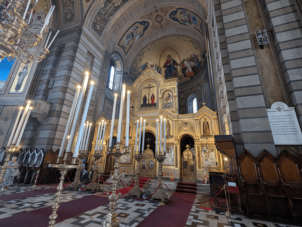 L’autel, caché comme dans de nombreuses églises orthodoxes