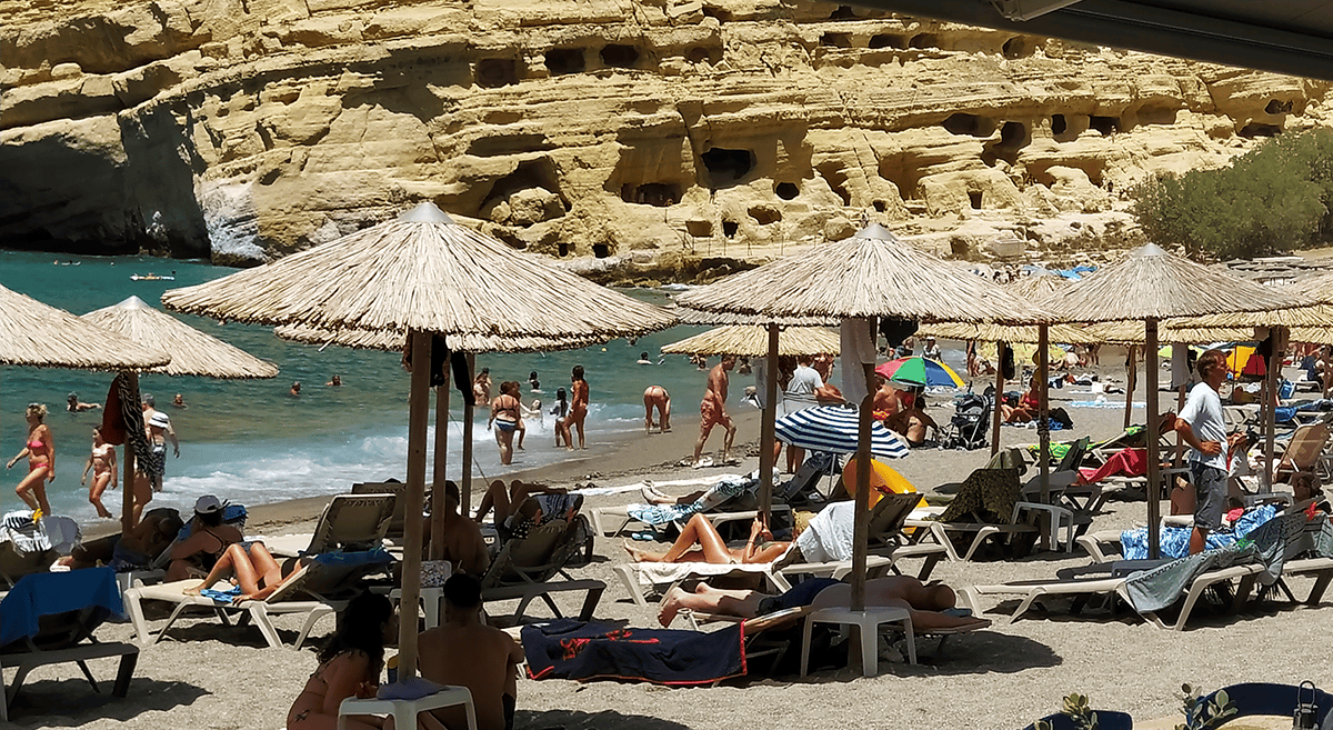 Matala, ses grottes sans les hippies, sa plage bondée