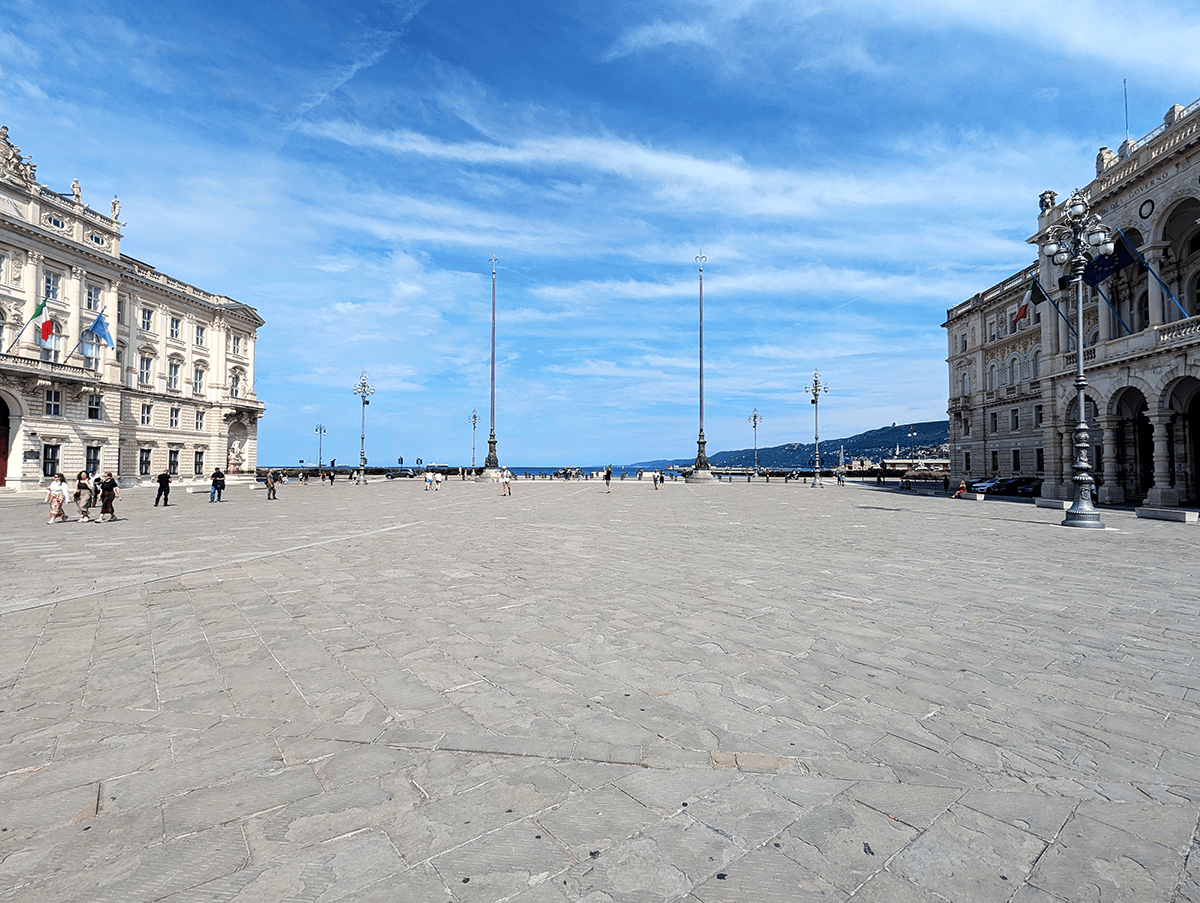 Petit coucou à la piazza Unità de jour, en passant
