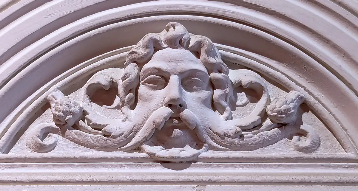 Une moulure bien moustachesque