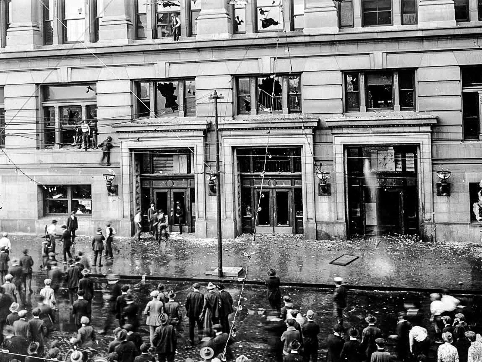 Rioters on the south side of the Douglas County Courthouse in Omaha, NE on Sept 28, 1919. History Nebraska