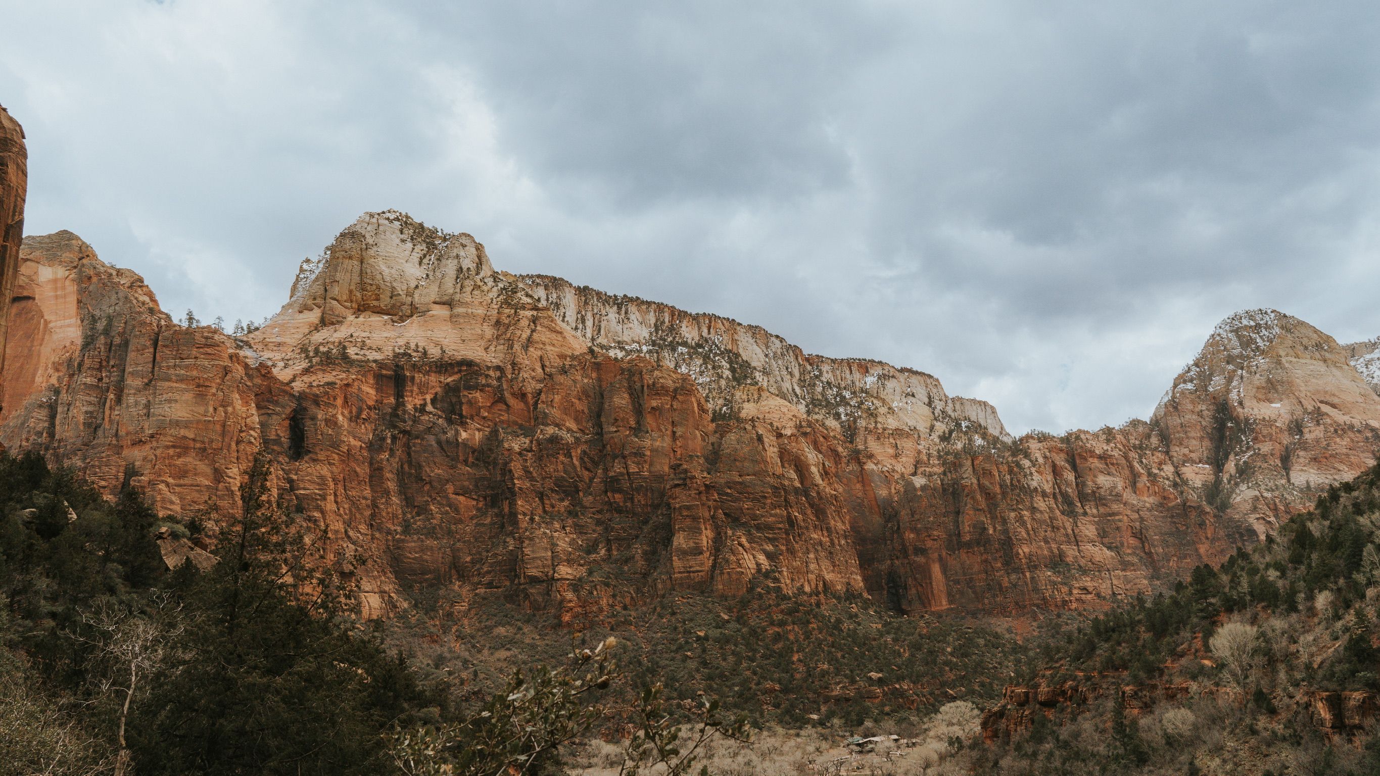 Panoramic shot from the Zion Grotto trail to the Emerald Pools trail