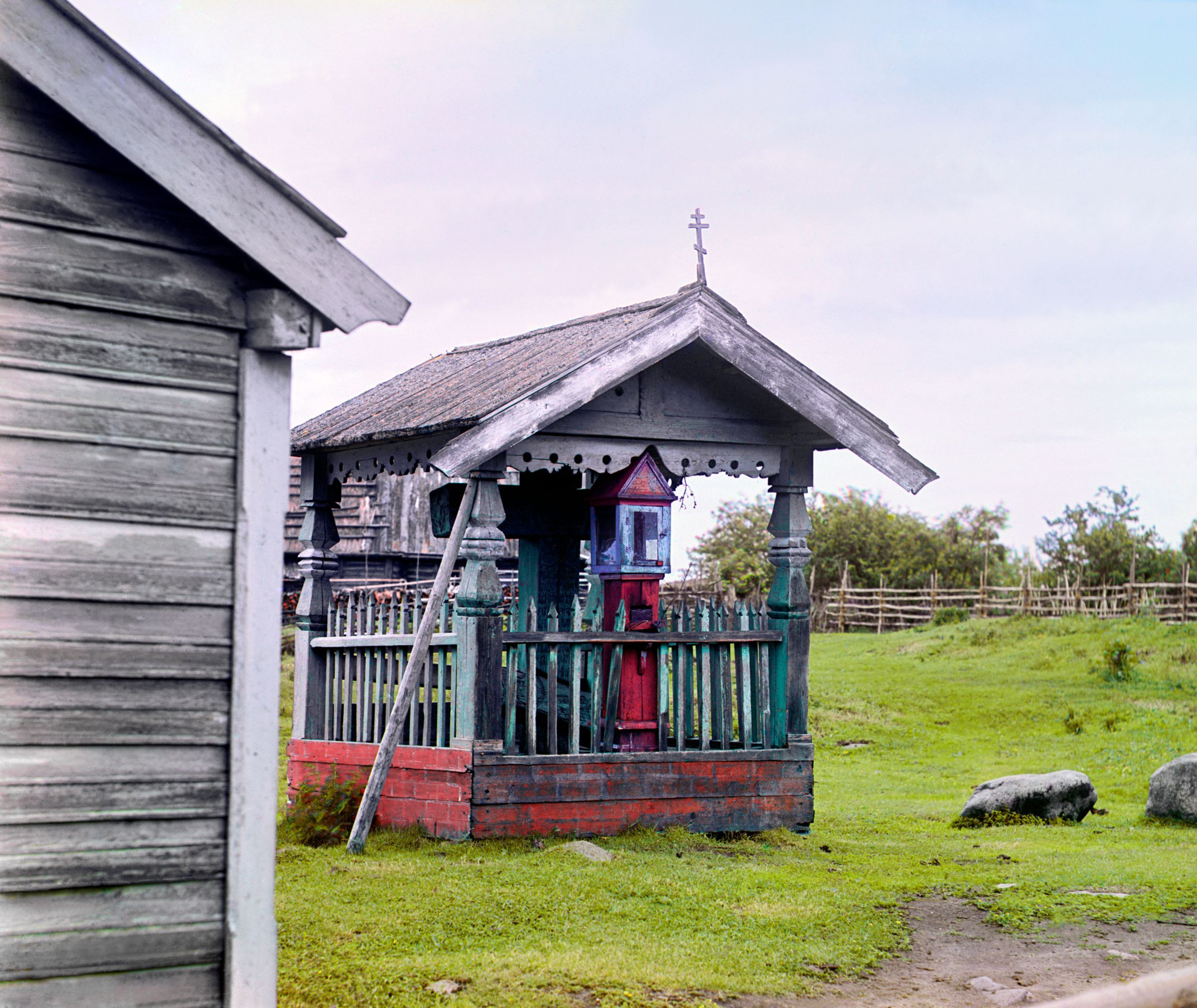 Chapel and cross from the time of Peter the Great, in the village of Sumskoe.