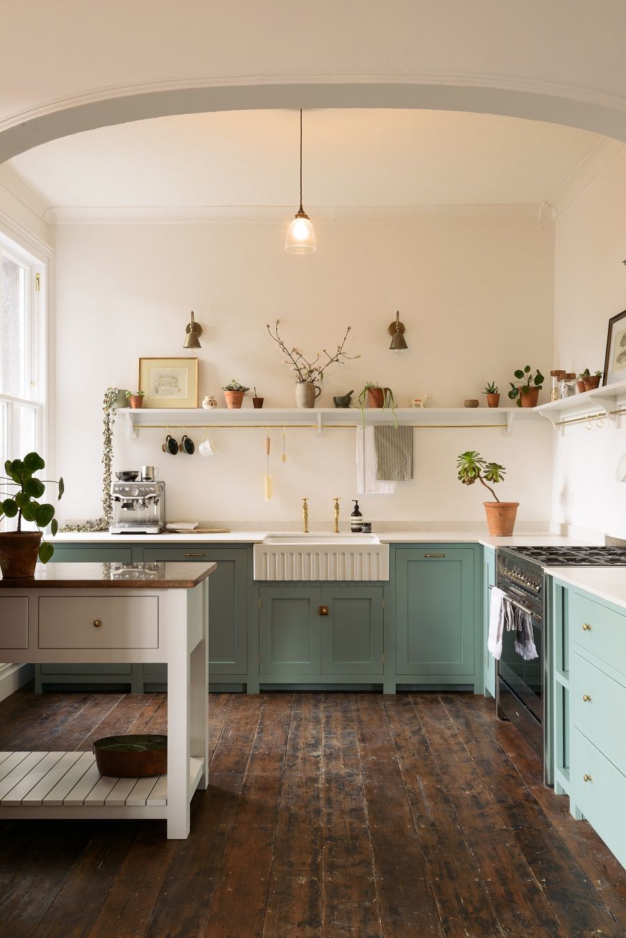a-delightfully-simple-kitchen-in-an-edwardian-villa-that-evokes-a-different-era-8
