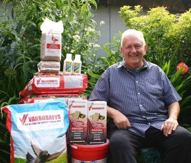Jeff Walton with some of his Vanrobaeys sponsorship for the Messac & Ancenis races