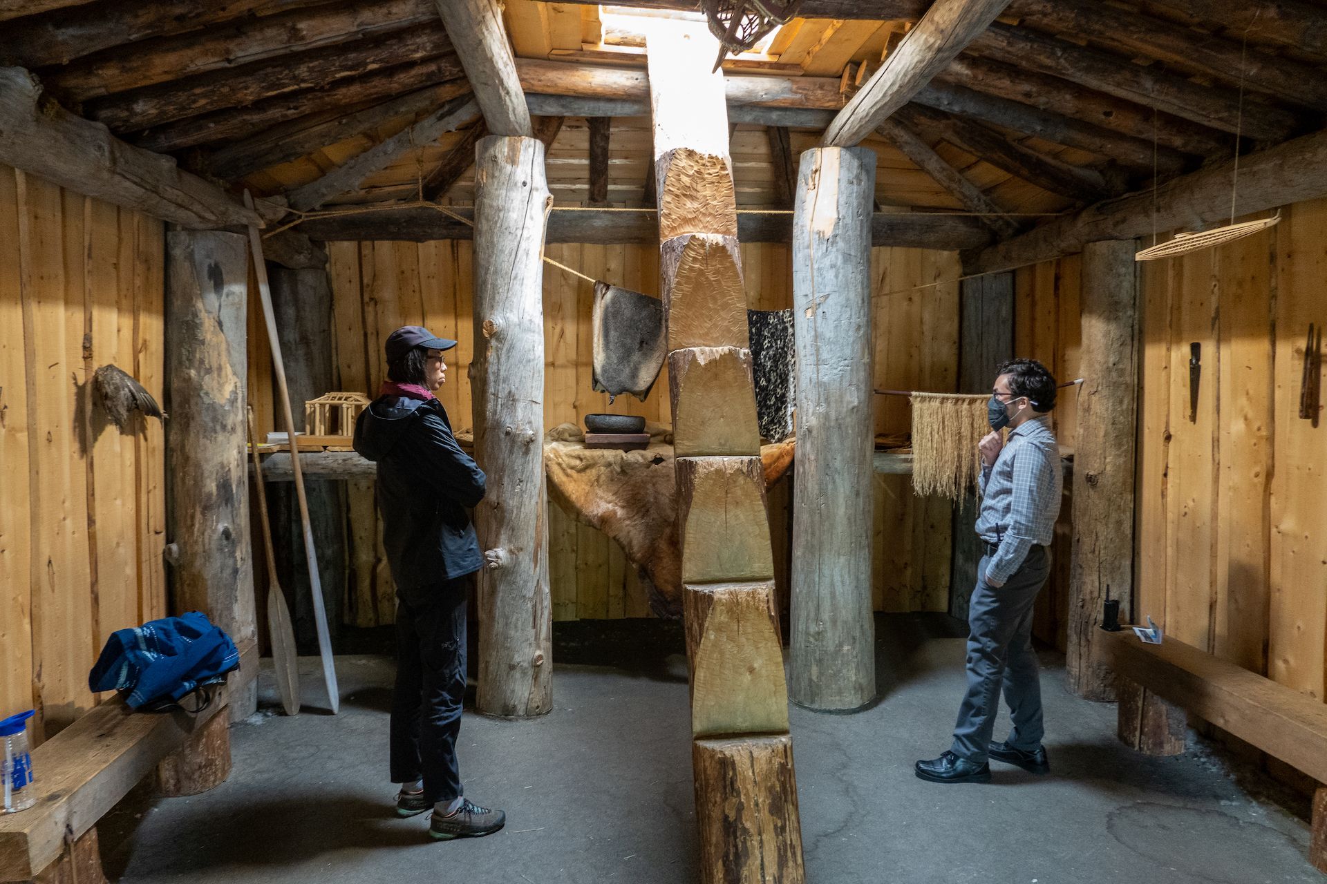 The guide telling us about all the objects one may find in this traditional house