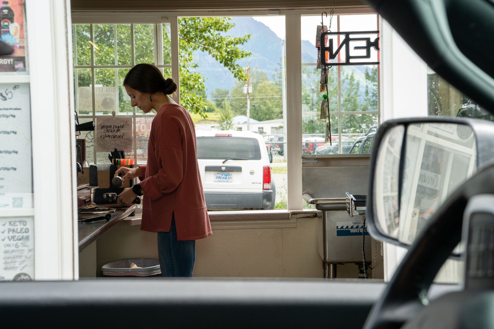 When we arrived in Palmer, we stopped (again) at Brew Haha. The coffee is very good and the service friendly! For our non-American readers who are not used to seeing this, yes, we order and wait for our coffee directly from our car. 🇺🇸