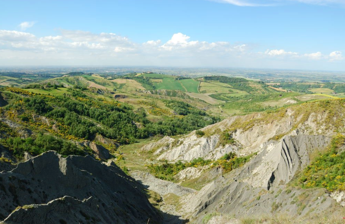 The Sillaro Valley descending toward the Po River Valley. This terrain would have been typical of the 10th Indian Division’s mountainous sector in early 1945. Photo by Tiziano Rossano Mainieri Soggetto (Wikipedia).