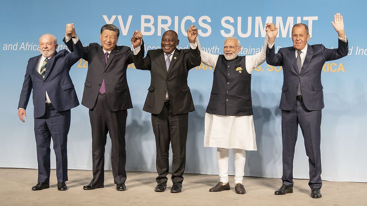(From left) President Lula da Silva of Brazil, President of China Xi Jinping, President of South Africa Cyril Ramaphosa, Prime Minister of India Narendra Modi and Foreign Minister Sergei Lavrov, in a family photo at the XV BRICS Summit, 2023. Wikimedia Commons.