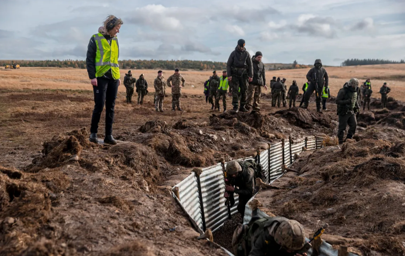 Dutch soldiers train Ukrainian recruits in the UK. (Netherlands Ministry of Defence)