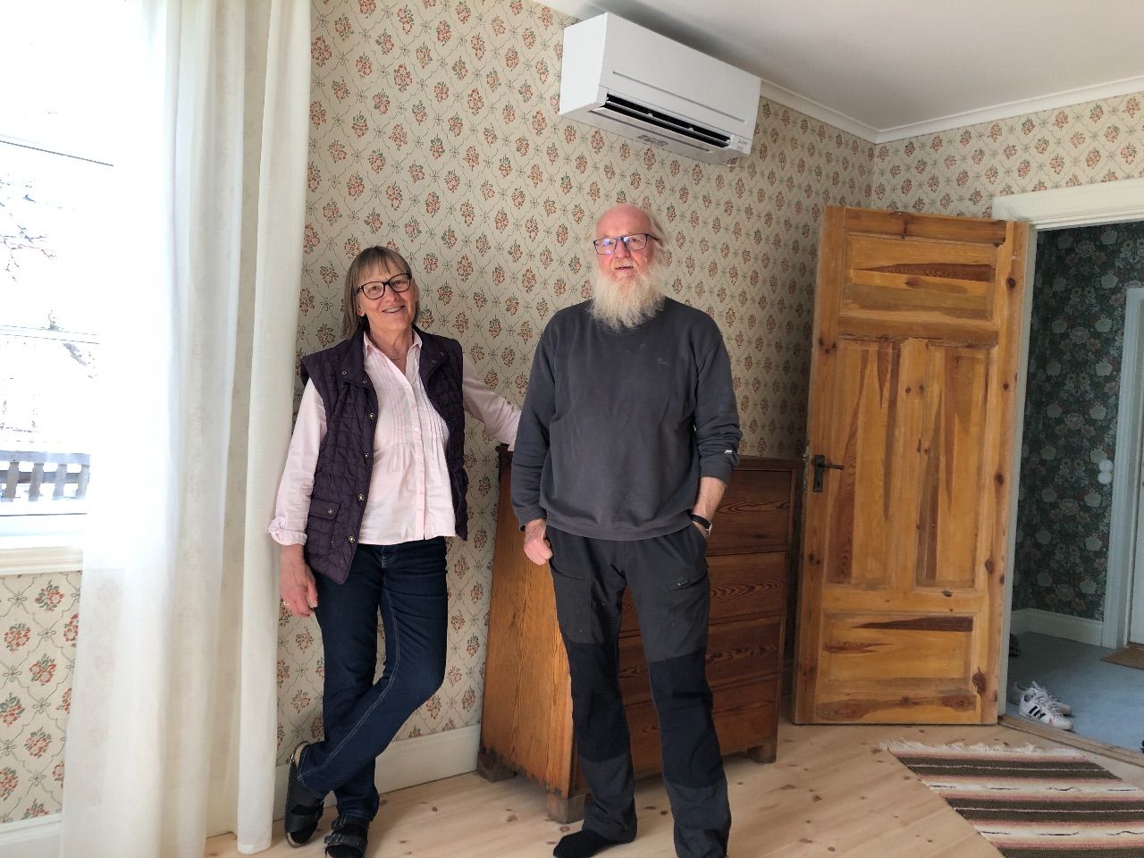 Mor och far på plats i nyrenoverade kusken i april 2021.
