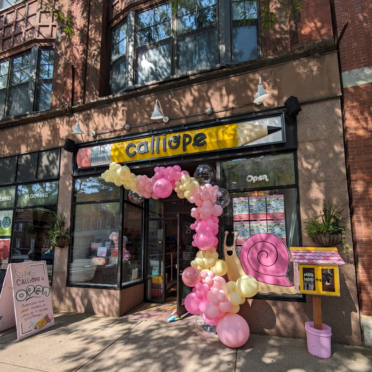 Awesome balloons by @cardsohard_ The snail in the window is Ernie. He's the Calliope mascot and very happy to see you.