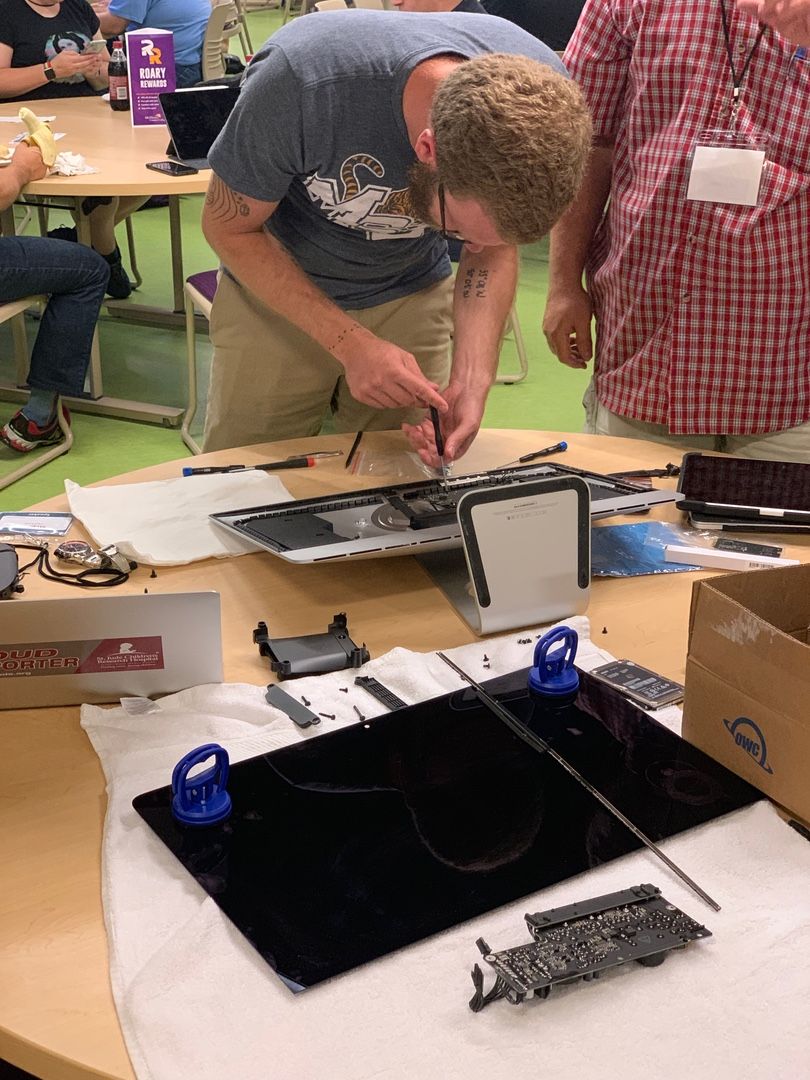 Stephen Hackett disassembling an iMac