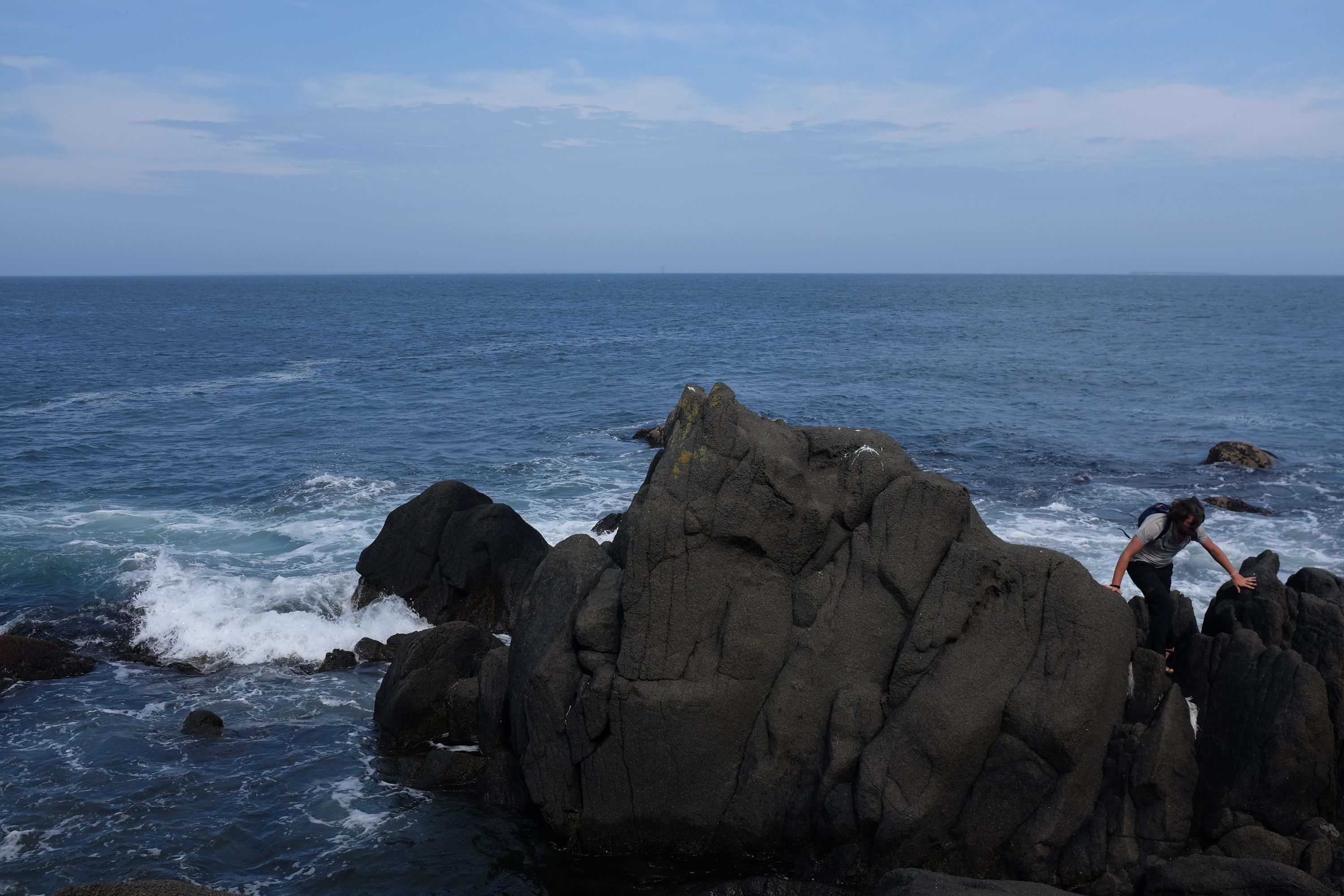 Gabor climbs through the rocks.